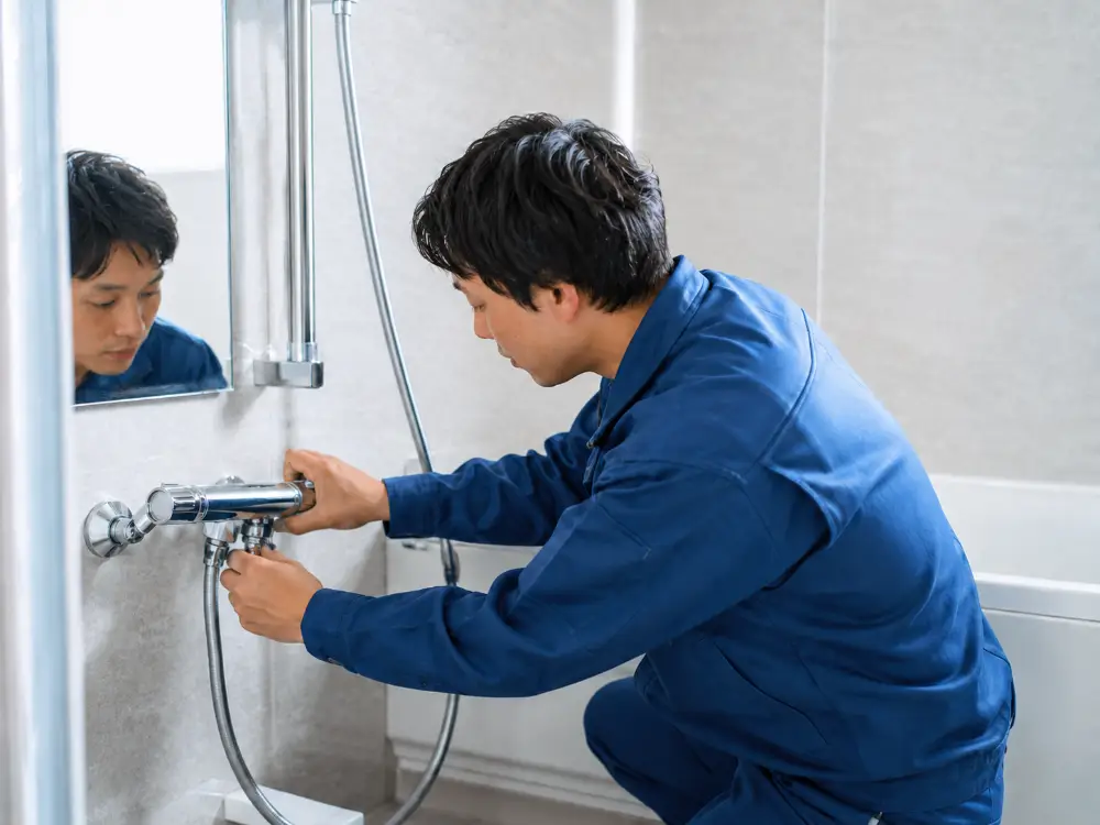 浴室のシャワー水栓を取り付ける作業の様子