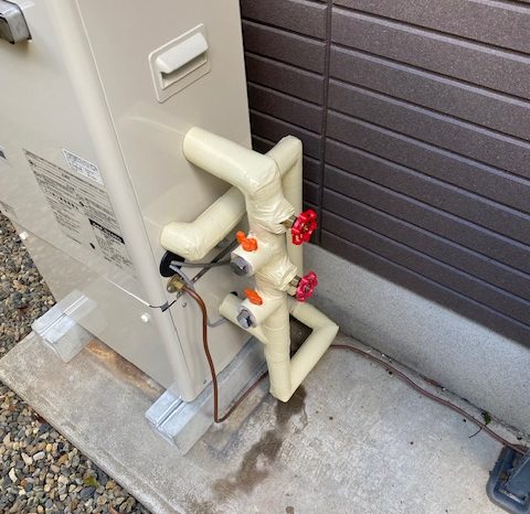 給湯器まわりの配管接続の施工写真