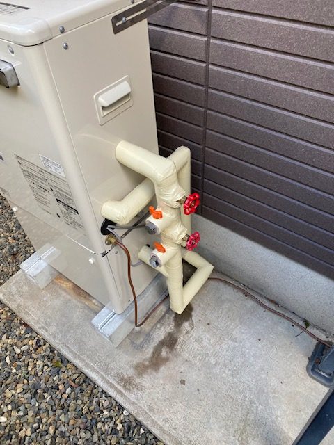 給湯器まわりの配管接続の施工写真