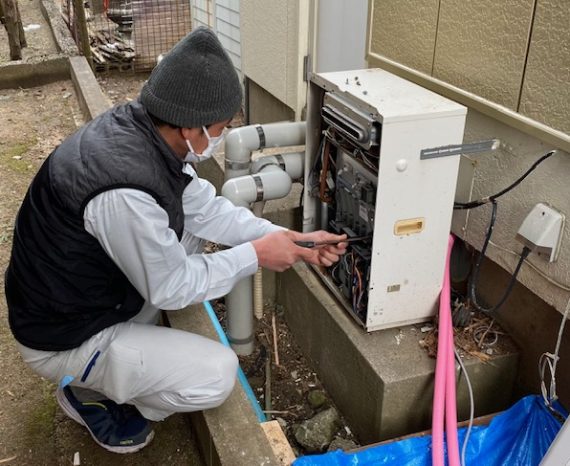 給湯器の取り替え作業の施工写真